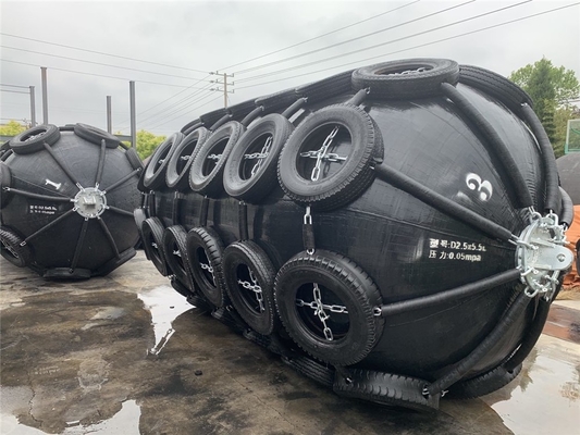 0.5-4.5m قطر Yokohama Marine Fender در سیاه برای نیازهای سفارشی دریایی