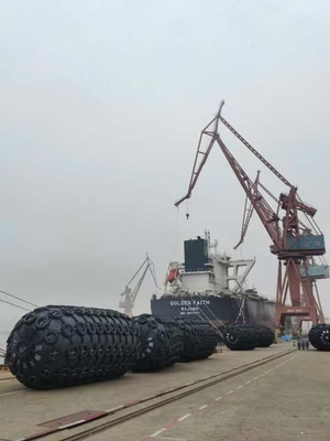 0.5-4.5m قطر Yokohama Marine Fender در سیاه برای نیازهای سفارشی دریایی
