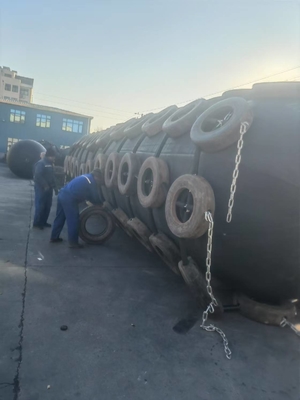 0.5-4.5m قطر Yokohama Marine Fender در سیاه برای نیازهای سفارشی دریایی