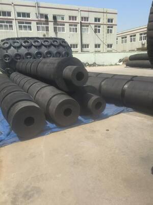 سختی 70-85A کشتی های کشنده Fenders نیروی سنگین ظرفیت بار قالب و اکستروژن کشتی های محافظ دریایی پایدار راه حل